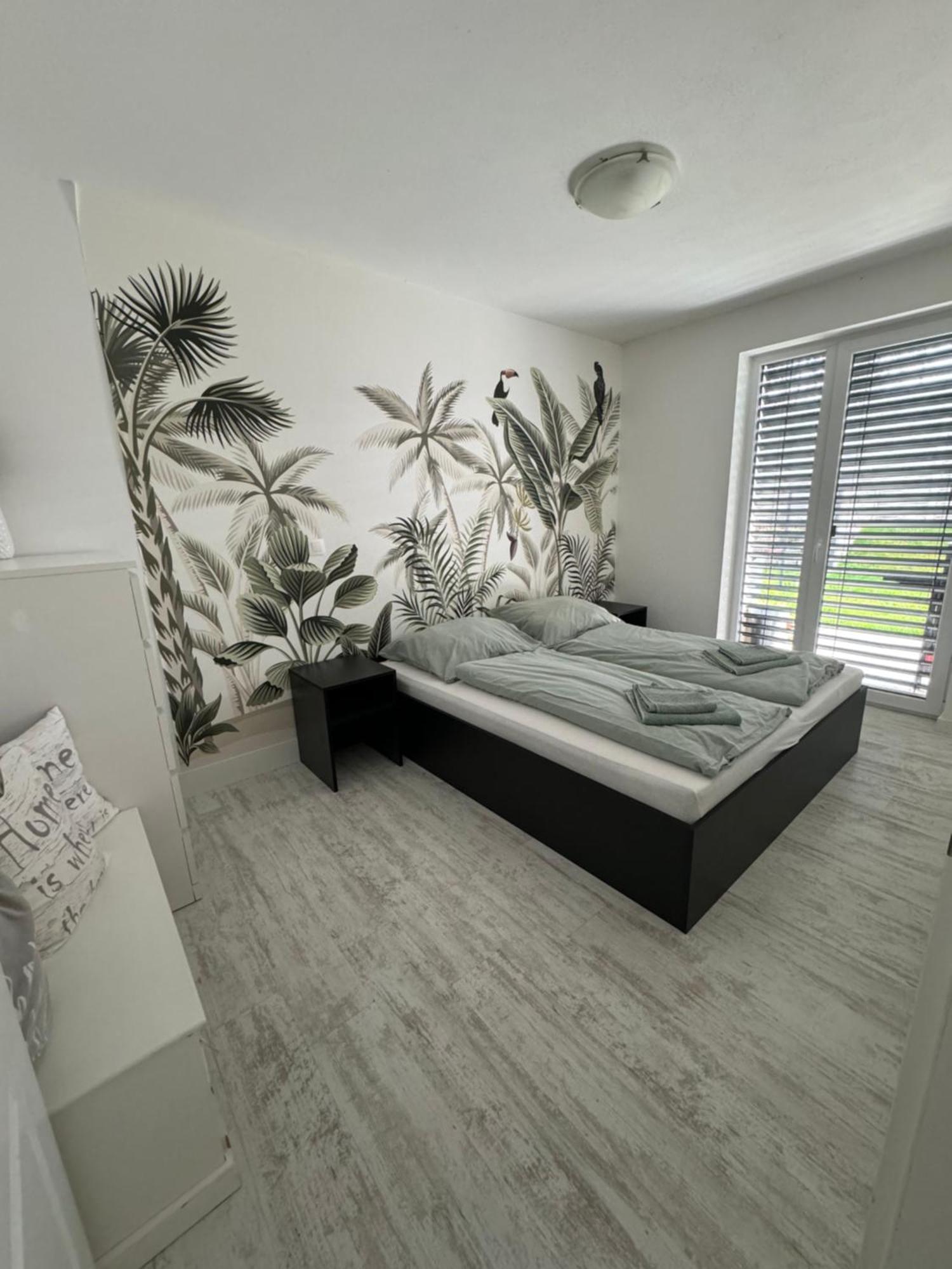 Sunny Apartment On The Lakes Сенец Экстерьер фото