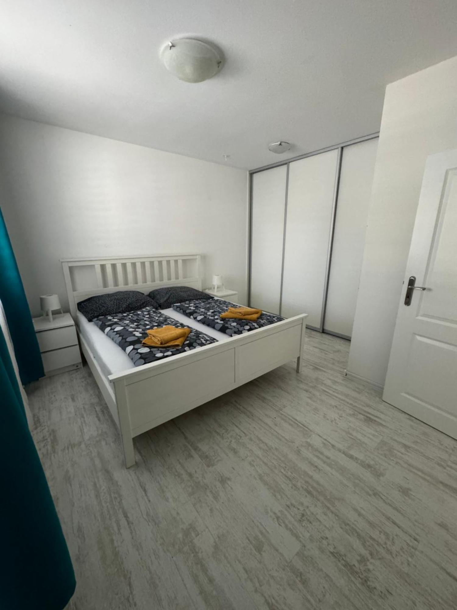 Sunny Apartment On The Lakes Сенец Экстерьер фото